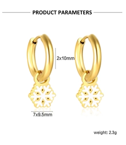Vue détaillée des boucles d'oreilles flocon dorées avec dimensions et poids précis