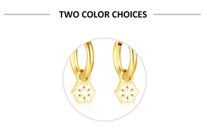 Vue détaillée de boucles d'oreilles flocon dorées avec émail blanc et anneau circulaire