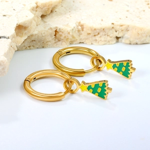 Boucles d'oreilles créoles sapin de Noël dorées avec émail vert sur décor en pierre
