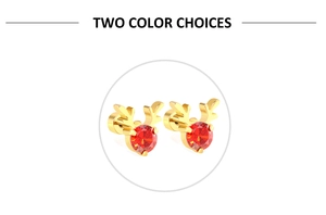 Vue macro de boucles d'oreilles renne dorées avec pierres de zircone rouge pour femme