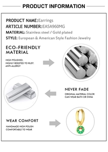 Détail de boucles d'oreilles couronne de Noël dorées en acier inoxydable écologique