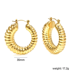 Detailansicht der 35mm goldenen Creolen mit gedrehtem Croissant-Muster und Textur