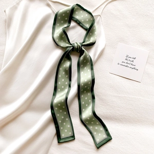 Élégant foulard en soie vert foncé à pois sur robe blanche, écharpe étroite et longue