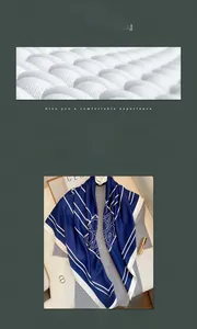 Dettaglio di un foulard in finta seta blu e bianco con eleganti motivi geometrici