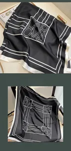 Dettaglio macro del foulard quadrato in seta con motivo geometrico e testo artistico