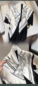 Dettaglio macro di foulard in seta di qualità con stampe geometriche bianche e nere