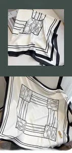 Dettaglio di un foulard quadrato a motivi geometrici blu e neri in seta di emulazione