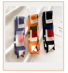 Détails à plat de trois foulards en soie à motifs géométriques au fini satiné luxe