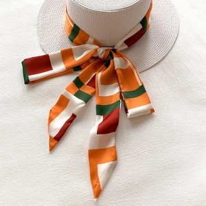 Chapeau de paille tissé avec foulard en soie à motif géométrique pour vacances d'été