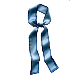 Twilly foulard en soie bleu clair à rayures pour femme avec une texture satinée