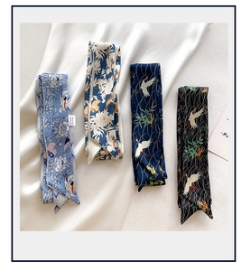 Flache Darstellung von Vintage-Seidenschals mit Blumen- und Kranichmustern