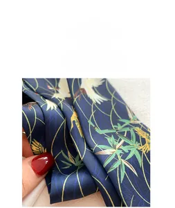 Makroaufnahme von Premium-Kunstseidenschal mit Vintage-Kranich- und Bambusmustern