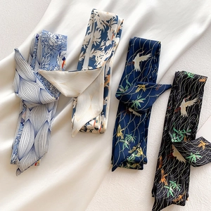 Detail von vier schmalen Seidenschals mit Blumen- und Kranichmuster für Haare oder Taschen
