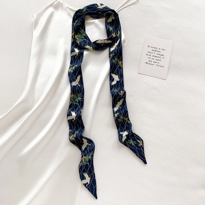 Eleganter dunkelblauer Seidenschal mit Kranich-Muster und fernöstlichem Bambus-Design
