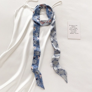 Eleganter blauer Seidenschal mit Blumenmuster und Schwalbenmotiv für Damen aus Satin