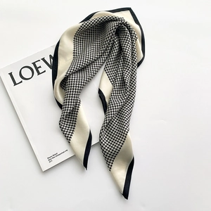 Eleganter 65x65 Seidenschal mit schwarz-weißem Hahnentrittmuster und feiner Satin-Oberfläche