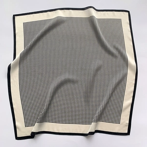 Detailaufnahme eines eleganten Seidenquadrats mit schwarz-weißem Hahnentrittmuster