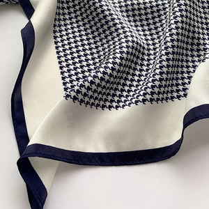 Detailaufnahme von Seiden-Halstuch mit Hahnentritt-Muster und feinem Satin-Glanz