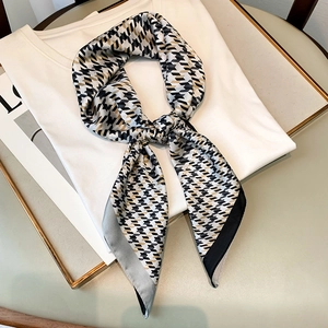 Écharpe en soie à motif pied-de-poule classique sur un t-shirt blanc et cadre doré
