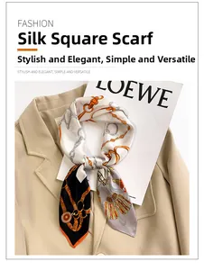 Gros plan d'un foulard en soie avec imprimé chaîne équestre sur un blazer chic