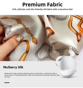 Détail d'un foulard en soie de mûrier de qualité avec motifs équestres dorés et texture lisse