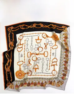 Vue détaillée du carré en soie avec motifs classiques de chaînes et mors équestres
