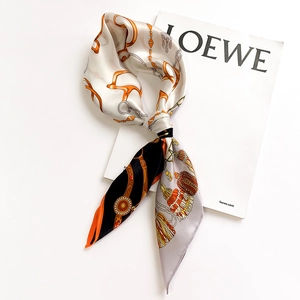 Carré de soie tendance avec imprimé chaîne orange et glands sur fond blanc épuré