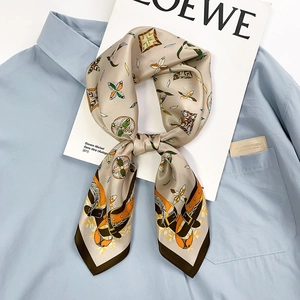 Carré de soie élégant pour femme avec motifs de chaînes dorées et de plumes