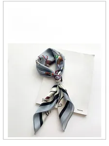 Gros plan d'un foulard en soie aux motifs équestres élégants en bleu et gris