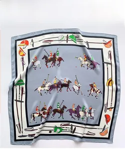 Carré de soie à plat présentant des motifs équestres de polo détaillés en tons gris