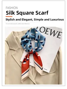 Élégant foulard en soie noué en bandana sur un blazer beige à pois variés
