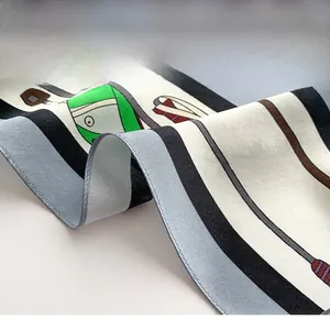 Gros plan détaillé sur la finition surjetée d'un foulard en soie à motifs géométriques