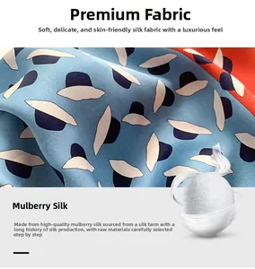 Détail d'un foulard en soie bleue avec imprimé chapeau et cocons de mûrier naturels
