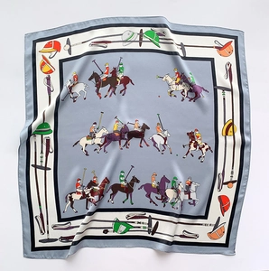 Détail d'un carré de soie avec illustration classique de polo et bordure grise élégante