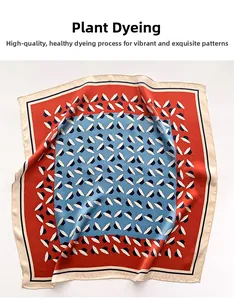 Détail d'un foulard en soie avec imprimé chapeau vintage et teinture végétale naturelle
