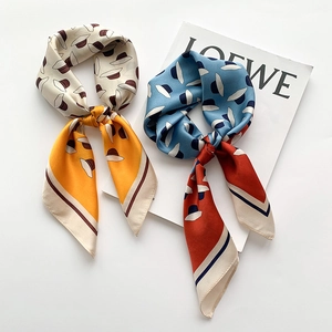 Foulards en soie imprimés avec motifs de chapeaux en jaune et bleu sur fond blanc