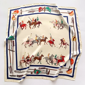 Vue détaillée d'un carré de soie avec motif de polo et bordure bleu marine chic