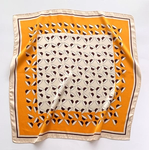 Texture détaillée d'un foulard carré en soie de mûrier jaune aux motifs vintage