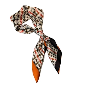 Foulard étroit en soie synthétique avec motifs géométriques et pied-de-poule orange