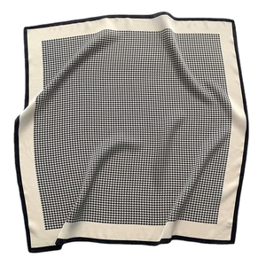 Klassisches Seidenquadrat mit Hahnentrittmuster und schwarzen Bordüren für Damenmode