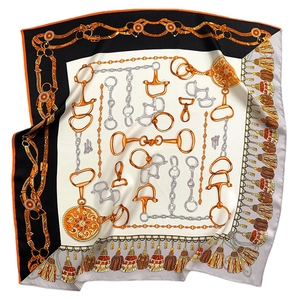 Carré de soie 70x70 élégant avec motifs de chaînes équestres et pompons sur fond blanc