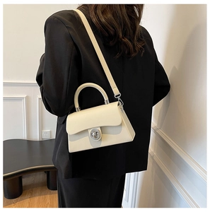 Mannequin portant un sac à bandoulière blanc crème avec fermoir rotatif en métal