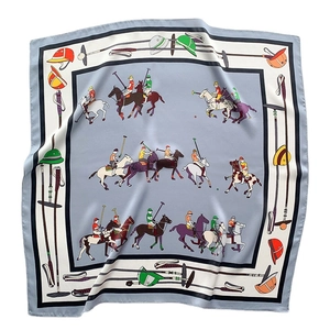 Carré de soie bleu clair élégant avec motifs de polo et d'équitation raffinés