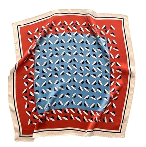 Carré de soie élégant 65x65cm avec motif de feuilles rouge et bleu sur fond blanc épuré