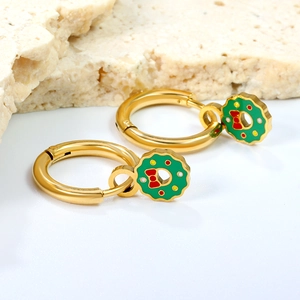 Créoles dorées festives avec breloques couronne de Noël en émail vert et nœuds rouges