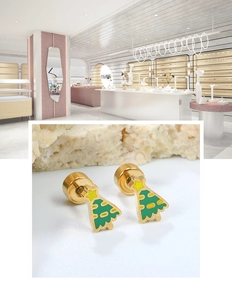 Détail de boucles d'oreilles sapin de Noël vert avec base dorée et fermoir à vis