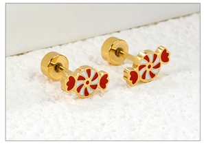 Makroansicht goldener Bonbon-Ohrstecker mit rotem Emaille und Schraubverschluss
