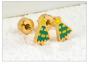 Vue macro des boucles d'oreilles sapin de Noël plaquées or avec émail vert et fermoir vis