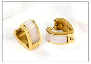 Détail de boucles d'oreilles huggie plaquées or 18 carats avec incrustation de nacre