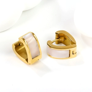 Boucles d'oreilles cœur élégantes en acier doré 18K avec incrustation de nacre